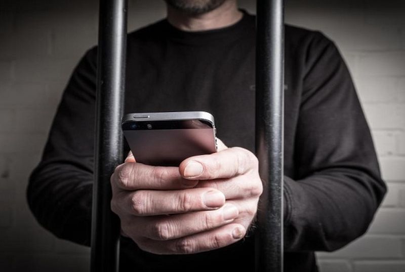 Kolkatas Presidency jail inmate swallows mobile after being caught using it | ...म्हणून त्या कैद्यानं चक्क मोबाईल गिळला