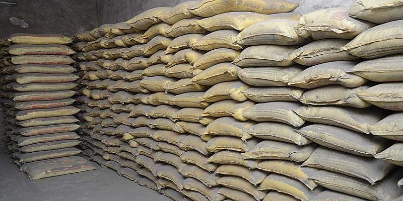 Cement prices increased by companies: 310 rupees bag whole sell | कंपन्यांनी साखळी करून वाढविले सिमेंटचे भाव : ठोकमध्ये ३१० रुपये पोते