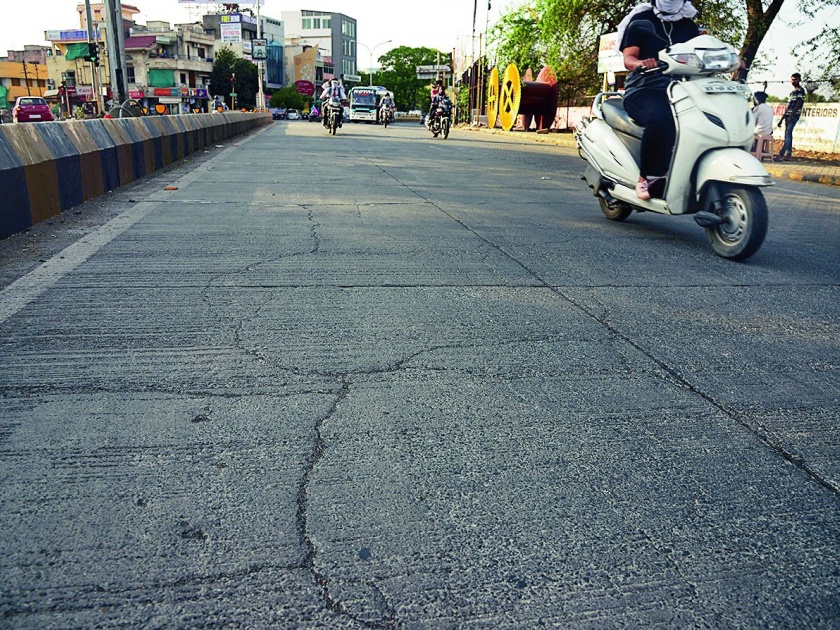 Cement road projects in Nagpur: Crack Growth , but eyes of NMC closed! | नागपुरातील सिमेंट रस्ते प्रकल्प : भेगा वाढल्या, पण मनपाचे डोळे बंद!
