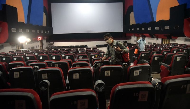 Cinemas did not get the green single | चित्रपटगृहांना नाही मिळाली हिरवी झेंडी 