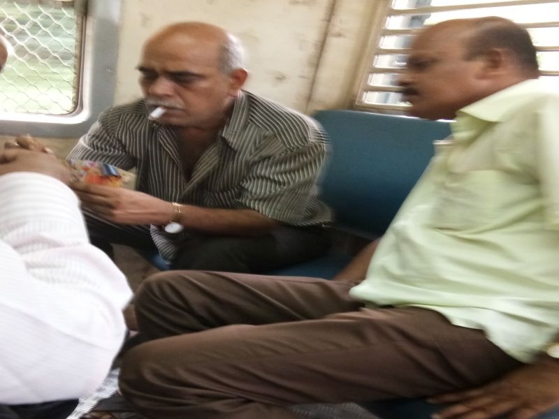 Games with the help of passengers! Railway staff forced to take cigarette in the locality of 'Dhumpanas' strict prohibition | प्रवाशांच्या जिवाशी खेळ ! 'धुम्रपानास सक्त मनाई'ची लोकलमध्ये सिगारेट ओढून रेल्वे कर्मचाऱ्याकडूनच पायमल्ली  