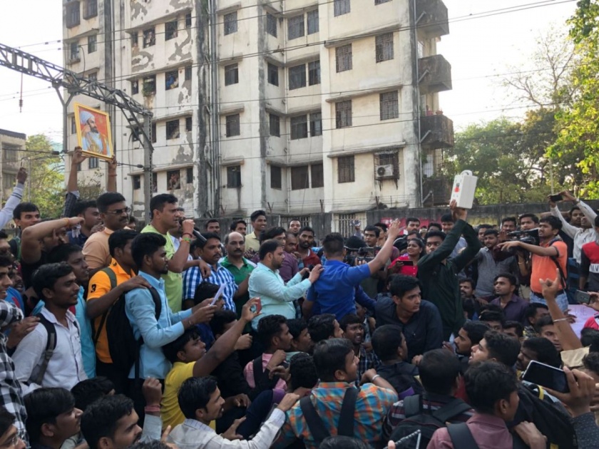 Mumbai Rail Roko: Students get the opportunity to arrive late in the examination center for an hour, Mumbai University decision | Mumbai Rail Roko : विद्यार्थ्यांना परीक्षेसाठी तासभर उशिरा पोहोचण्याची मुभा, मुंबई विद्यापीठाचा निर्णय