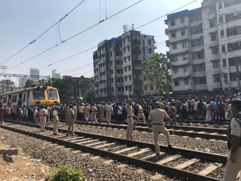 Central Railway affected due to students rail roko | Mumbai Rail Roko : 'रेल रोको' आंदोलन मागे, साडेतीन तासांनंतर मुंबईच्या जिवात जीव!