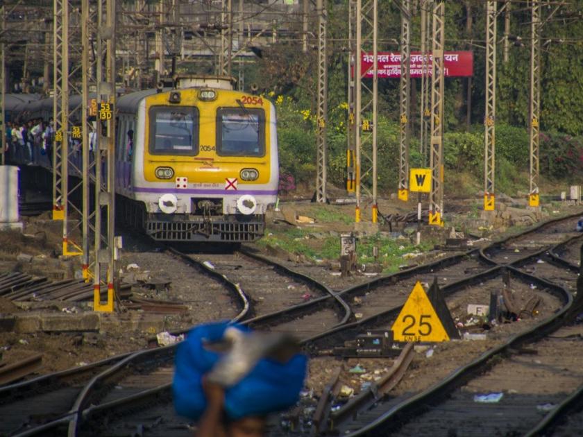 four passengers fell down from running train between mumbra kalwa | मुंब्रा-कळवा दरम्यान चालत्या ट्रेनमधून पडल्यानं चार प्रवासी जखमी