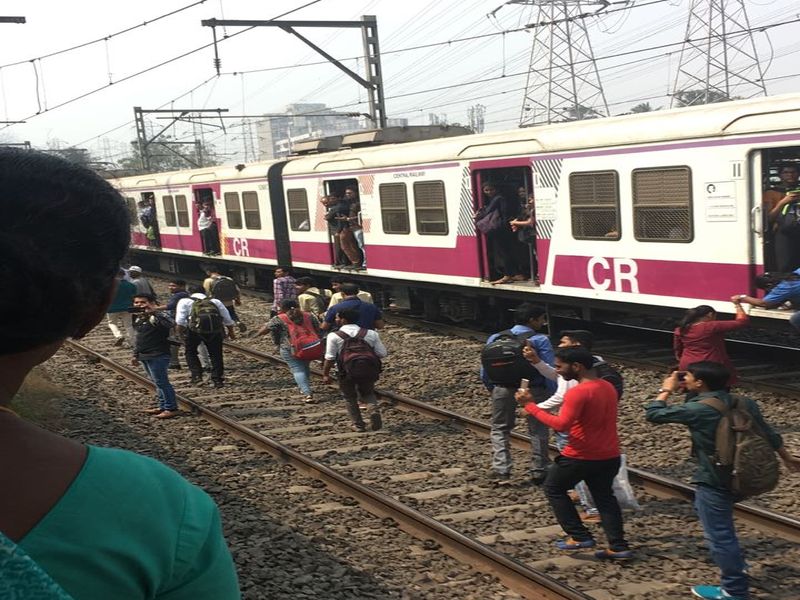 Central Railway traffic disrupted | मध्य रेल्वेची वाहतूक विस्कळीत, माटुंगा-सायन स्टेशनदरम्यान तांत्रिक बिघाड