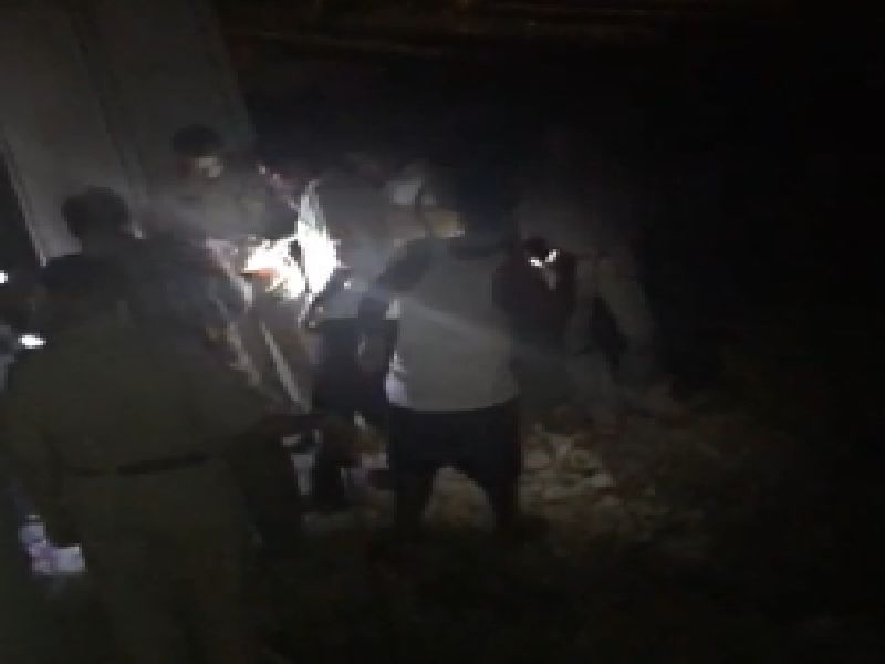 central Railway News | ओव्हरहेड वायरवर फांदी पडल्याने मरेचा खोळंबा, स्फोट झाल्याने प्रवाशांची तारांबळ