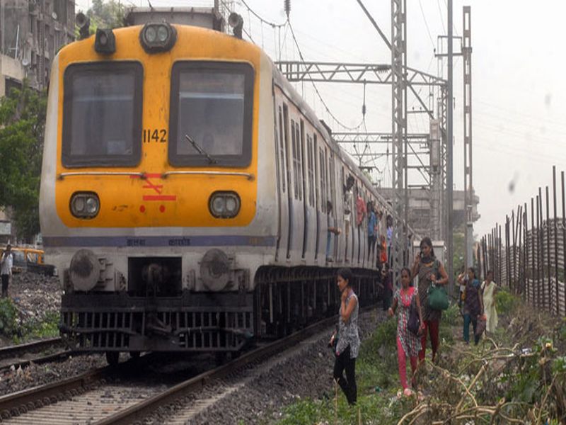 Delays on Central Railway due to track fractures between Kurla-sion station | मध्य रेल्वेवरील वाहतूक विस्कळीत, कुर्ला-सायनदरम्यान रेल्वे रूळाला तडा