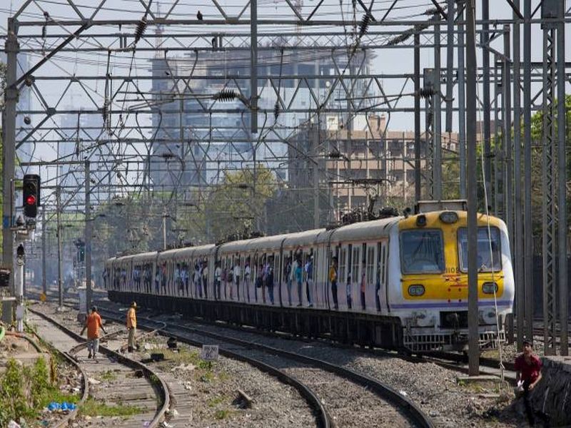 Central Railway traffic disrupted due to track fracture between kalyan-vitthalwadi railway station | Central Railway : कल्याण-विठ्ठलवाडी मार्गावर रेल्वे रुळाला तडे, मध्य रेल्वेची वाहतूक विस्कळीत