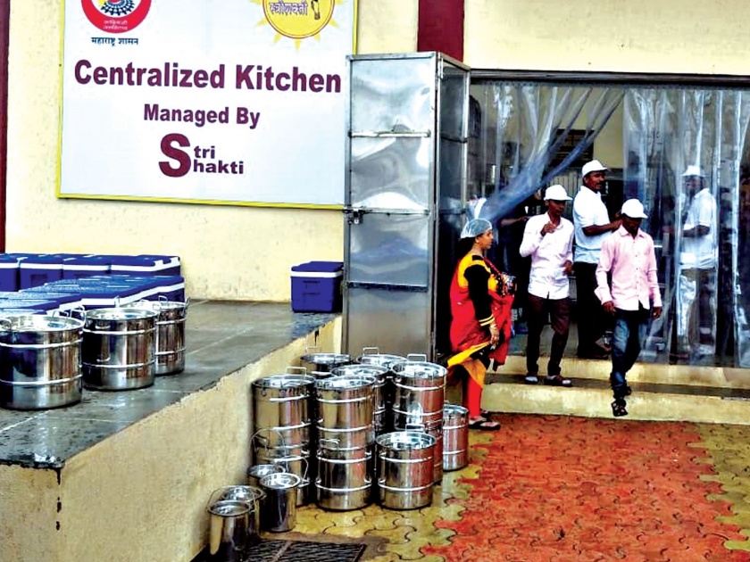 Centralized kitchen coaches for the students of the ashram school | आश्रमशाळेतील विद्यार्थ्यांना सेंट्रलाईज्ड किचनचे डबे