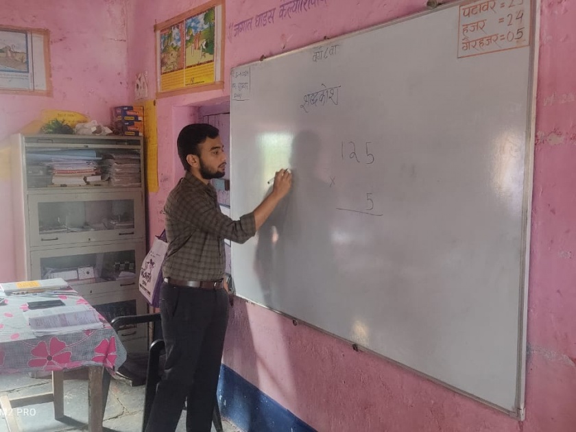 ceo takes the class of the students visit to the school of savargad | सीईओ जेव्हा विद्यार्थ्यांचा घेतात क्लास..! सावरगडच्या शाळेला भेट