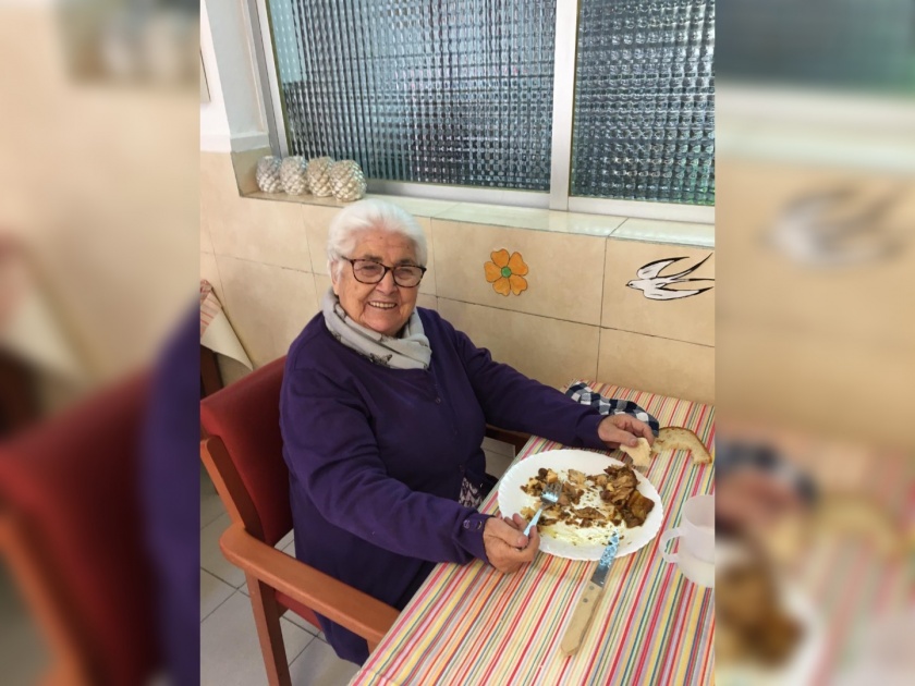 Super Heroine : Cesc Fabregas' 95-year-old Great-grandmother Overcomes Coronavirus svg | Super Heroine : स्पेनच्या स्टार फुटबॉलपटूच्या 95 वर्षीय पणजीची Coronaवर मात