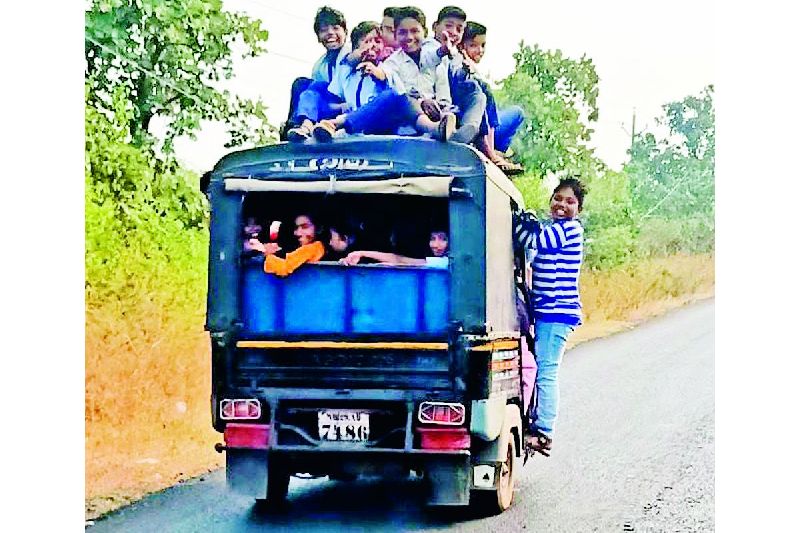 due to st strike students facing problem to reach school in rural area | चक्क ऑटोच्या टपावर बसून विद्यार्थांचा शाळेपर्यंतचा प्रवास