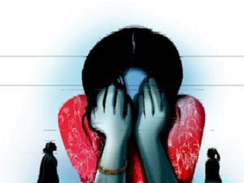 Rape by claiming to be unmarried | लग्नाचे आमिष दाखवून युवतीवर बलात्कार