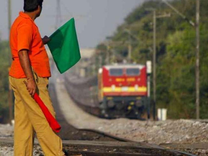Indian railway not giving wages of contract workers from last three months | रेल्वेकडेही पैशांची वानवा? कंत्राटी कामगारांचे वेतन तीन महिन्यांपासून थकले; जेवणाचेही हाल