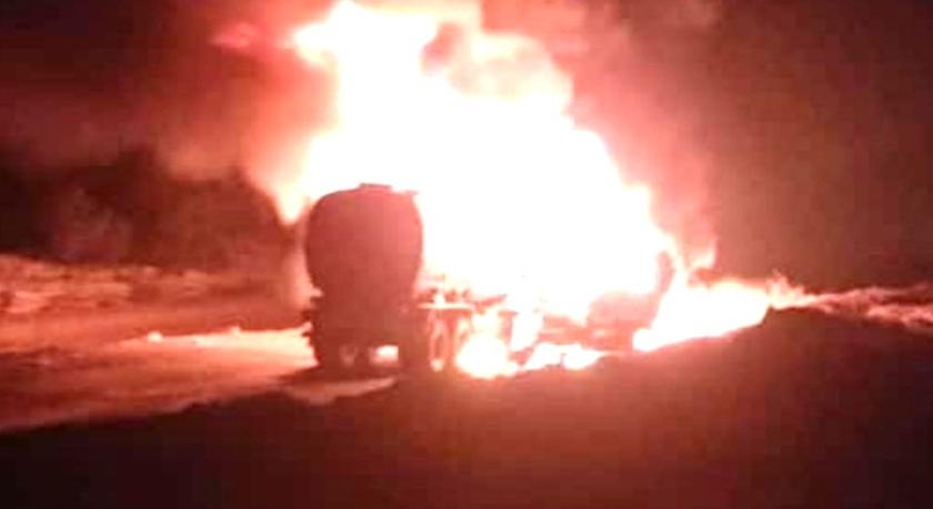 Tanker and trailer hit; fire kills both drivers | टँकर व ट्रेलरची धडक;आग लागल्याने दोन्ही चालक ठार