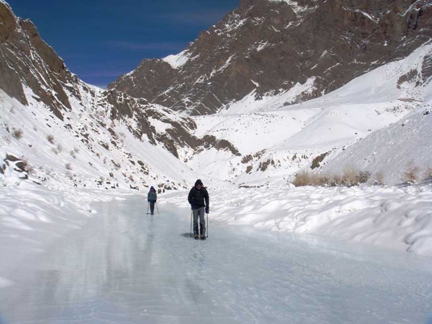 Chadar trek of zanskar region ladakh know about it | येथे गोठलेल्या नदीवर करता येतं ट्रेकिंग; जाणून घ्या कुठे आहे 'हा' ट्रॅक!