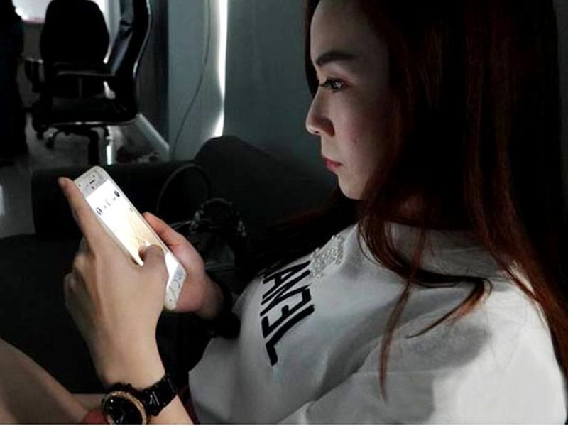 25 year old Taiwan girl uses mobile with full brightness, she suffer 500 holes on cornea | OMG! फुल ब्राइटनेस ठेवून वापरत होती मोबाइल, डोळ्याच्या कॉर्नियात तब्बल ५०० छिद्र!