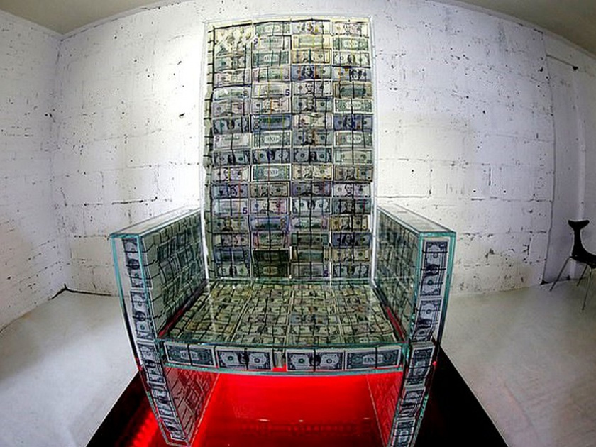 Russian entrepreneur Igor Rybakov and pop artist Alexei Sergiyenko have created a 7 crore glass throne | ७ कोटी रूपयांच्या नोटांपासून तयार केलं बुलेट प्रूफ सिंहासन, श्रीमंत होण्याची मिळेल प्रेरणा?