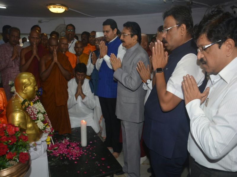 dr ambedkar's 61st mahaparinirvan | महापरिनिर्वाण दिन : डॉ. बाबासाहेब आंबेडकरांना अभिवादन करण्यासाठी चैत्यभूमीवर लोटला भीमसागर