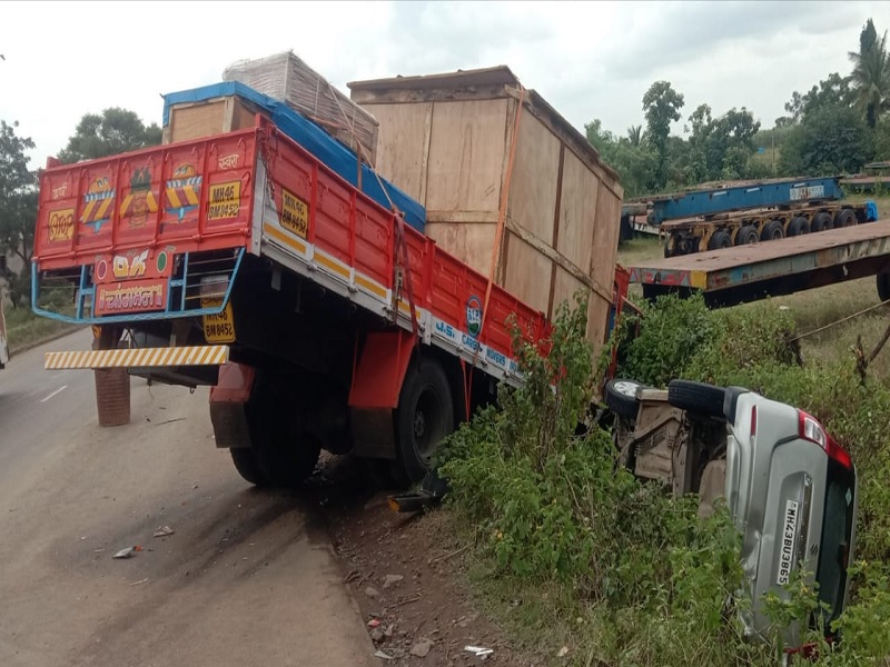 On Chakan-Shikrapur road, a truck collided with three vehicles including a bus; Some were injured | चाकण - शिक्रापूर मार्गावर भरधाव ट्रकची बससह तीन वाहनांना धडक; काही जण जखमी