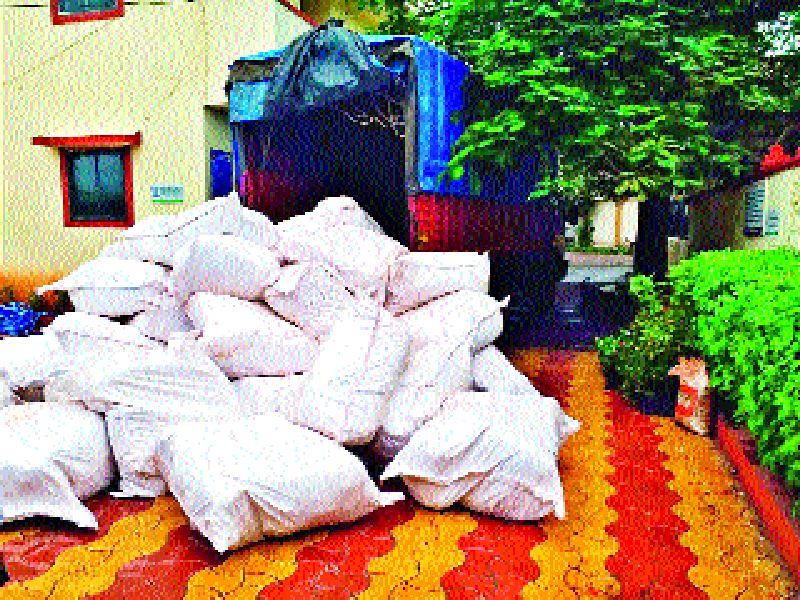 Chakan caught a gutka of Rs 17 lakh | चाकणला १७ लाखांचा गुटखा पकडला