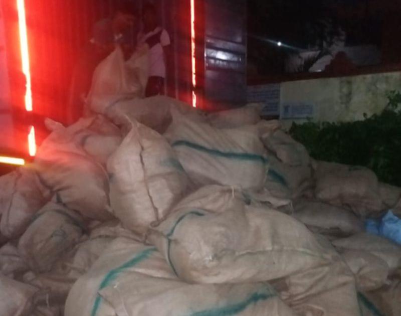 caught 180 bags Gutka in chakan | चाकणला १८० पोती गुटखा पकडला, ५० लाखाचा मुद्देमाल जप्त