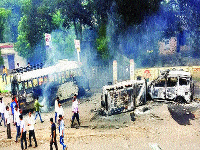 Maratha Reservation: 16 vehicles burn Violent turn By maratha Kranti Morcha at Chakan Pune | Maratha Reservation: आंदोलनाला हिंसक वळण; चाकण पेटले, १६ वाहने खाक