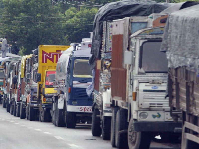 Learn; How many trucks supply daily necessities to Solapur? | जाणून घ्या; सोलापूरला दररोज किती ट्रकमधून होतोय जीवनाश्यक वस्तूंचा पुरवठा