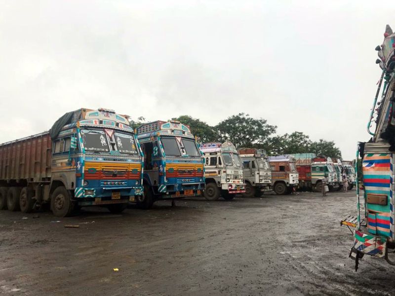 Chakkajam: The wheels of more than 12 thousand cargo vehicles stopped in Nashik district | चक्काजाम : नाशिक जिल्ह्यात १२ हजारहून अधिक मालवाहू वाहनांची चाके थांबली