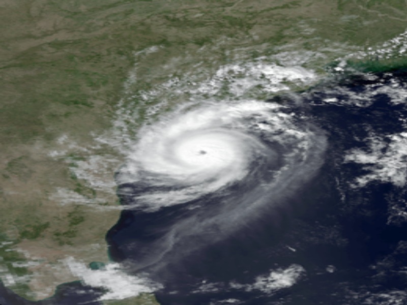 The cyclone will hit Tamilnadu on Thursday evening | चक्रीवादळ गुरुवारी सायंकाळी तामिळनाडूला धडकणार