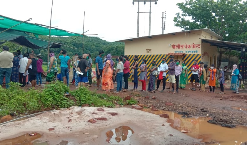 Crowd of Mumbaikar servants, Kharepatan checkpoint: long queues of vehicles | corona virus : चाकरमान्यांची गर्दी, खारेपाटण तपासणी नाक्यावर वाहनांच्या रांगा