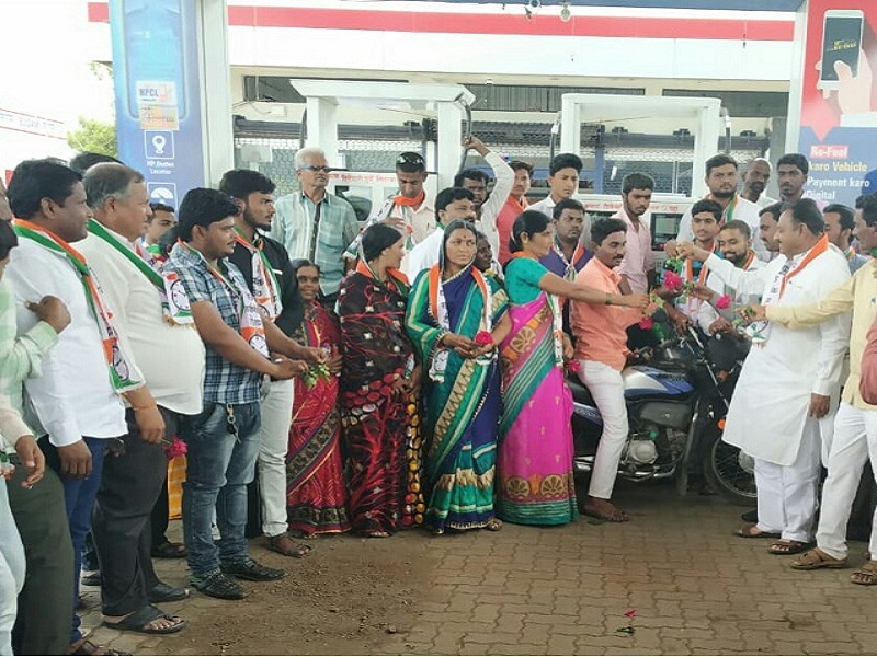 NCP's agitation Against fuel Price hike at Chakur | चाकुरात इंधन दरवाढीच्या विरोधात राष्ट्रवादी कॉग्रेसचे आंदोलन