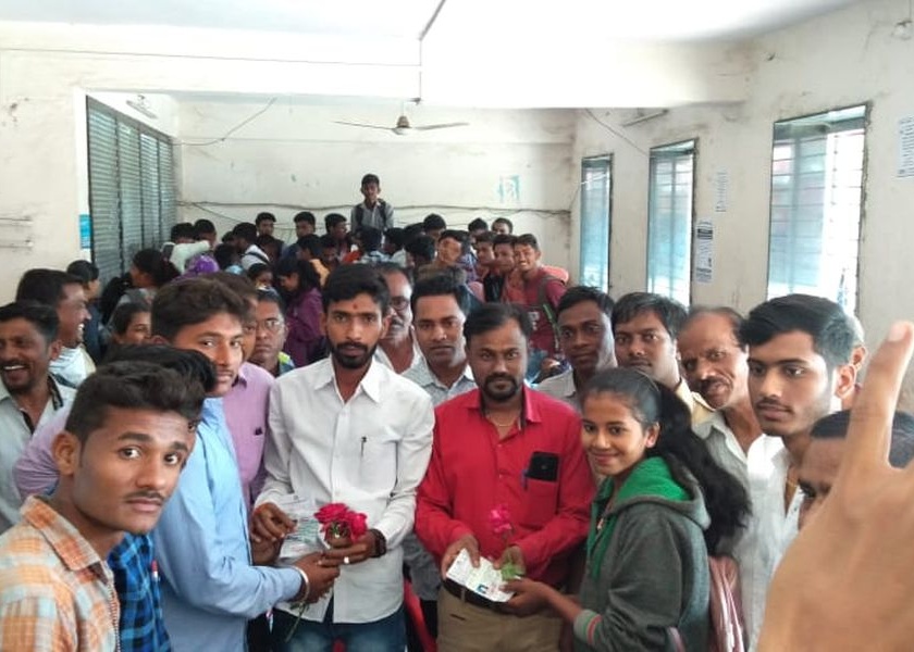 Launch of free pass allotment to students in Chalisgaon | चाळीसगावात विद्यार्थ्यांना मोफत पास वाटपाचा शुभारंभ