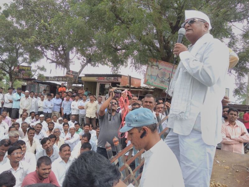 Chakkkaj movement of farmers in Deoli | देवळी येथे शेतक-यांचे चक्काजाम आंदोलन