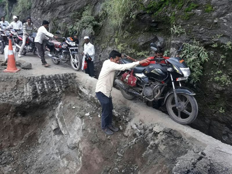 Death-threatening exercise of two-wheeler in Kannada ghats | कन्नड घाटात दुचाकीस्वारांची जीवघेणी कसरत