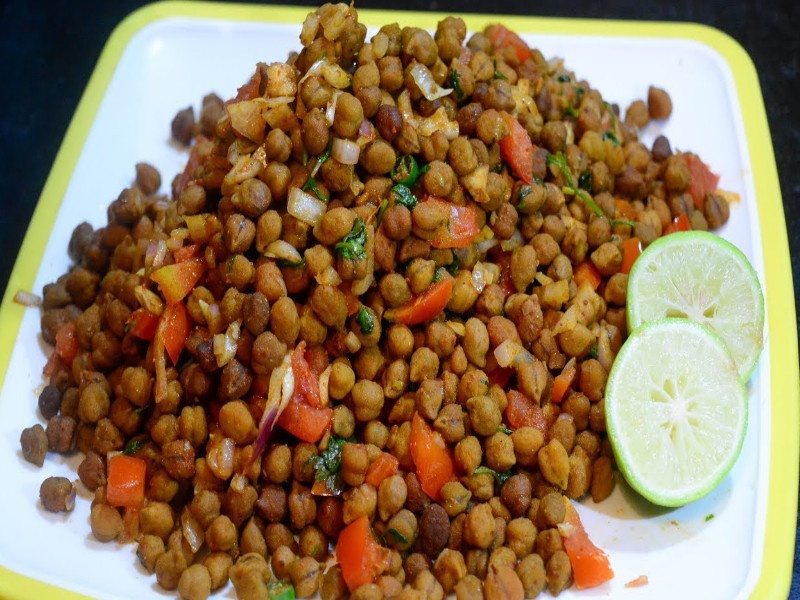 Choupati style recipe of tasty Chana Chaat | चौपाटी स्टाईल चटपटीत, चमचमीत चना चाट घरी बनवून तर बघा !