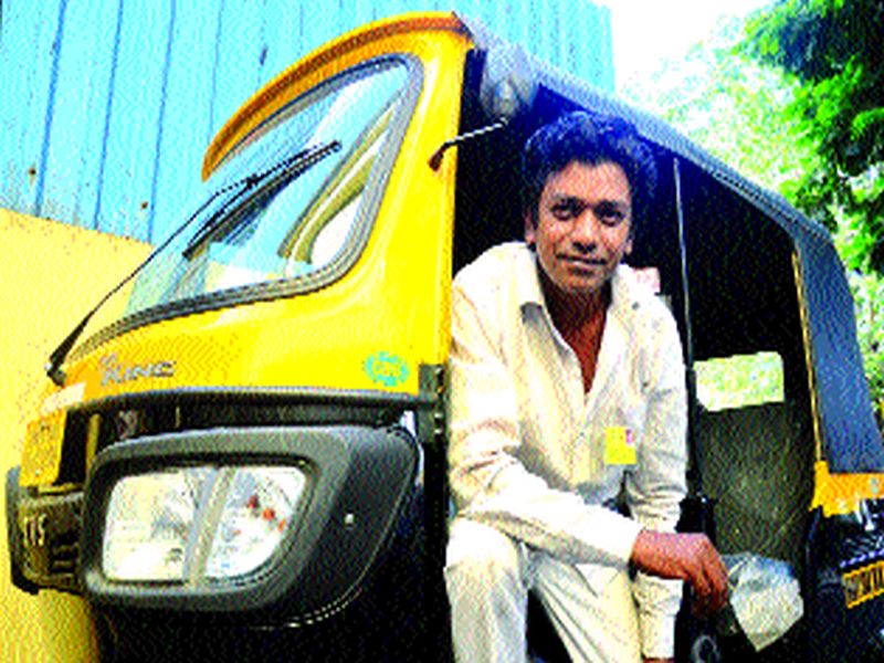 Rickshaw driver due to lack of work in film-city | चंदेरी दुनियेत काम न मिळाल्याने झाला रिक्षाचालक, अभिनयामुळे पोट न भरल्याची खंत