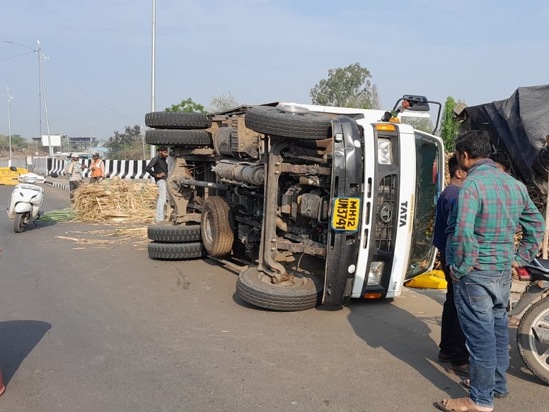 sugarcane truck overturned on a puncture at Chandni Chowk; Two people were injured | Pune | चांदणी चौकात उसाचा ट्रक पंक्चरच्या टपरीवर उलटला; दोन जण जखमी