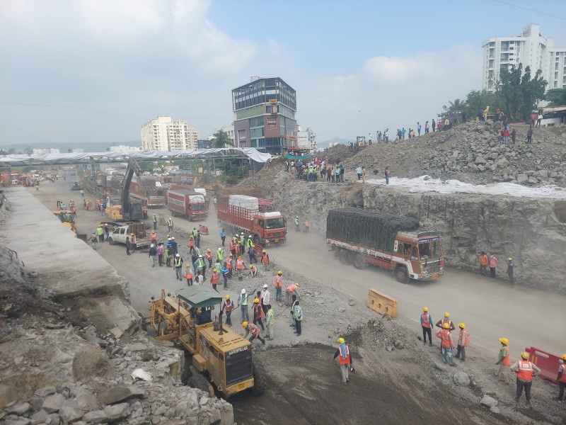 The rubble of the Chandni Chowk flyover was completely lifted; Traffic smooth | चांदणी चौक उड्डाणपूलाचा ढिगारा पूर्णपणे उपसला; वाहतूक सुरळीत