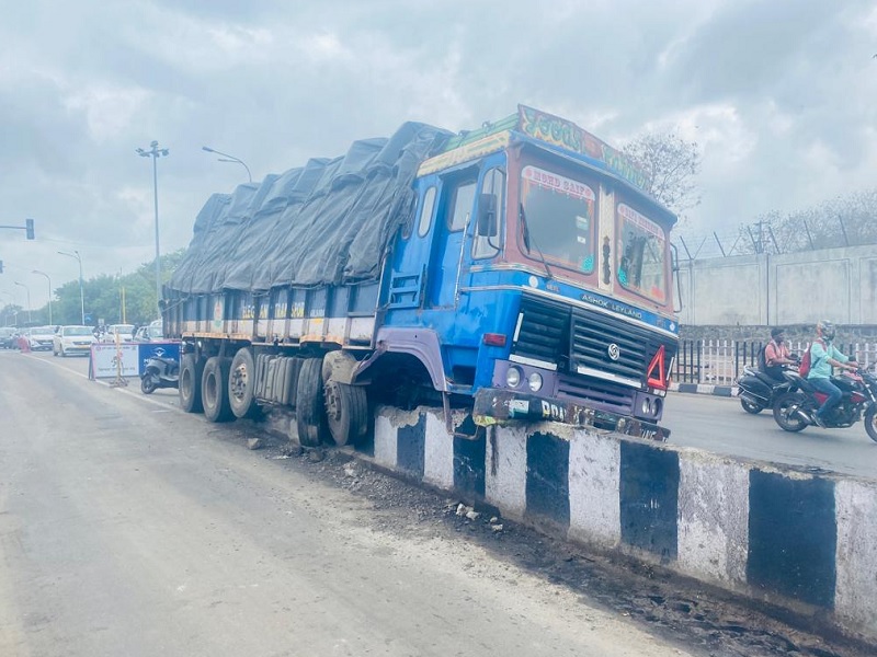 Truck accident at same place again; Second accident in 12 days in Chandannagar on city road | Pune: पुन्हा त्याच ठिकाणी ट्रकचा अपघात; नगर रस्त्यावर चंदननगरमध्ये १२ दिवसांत दुसरा अपघात
