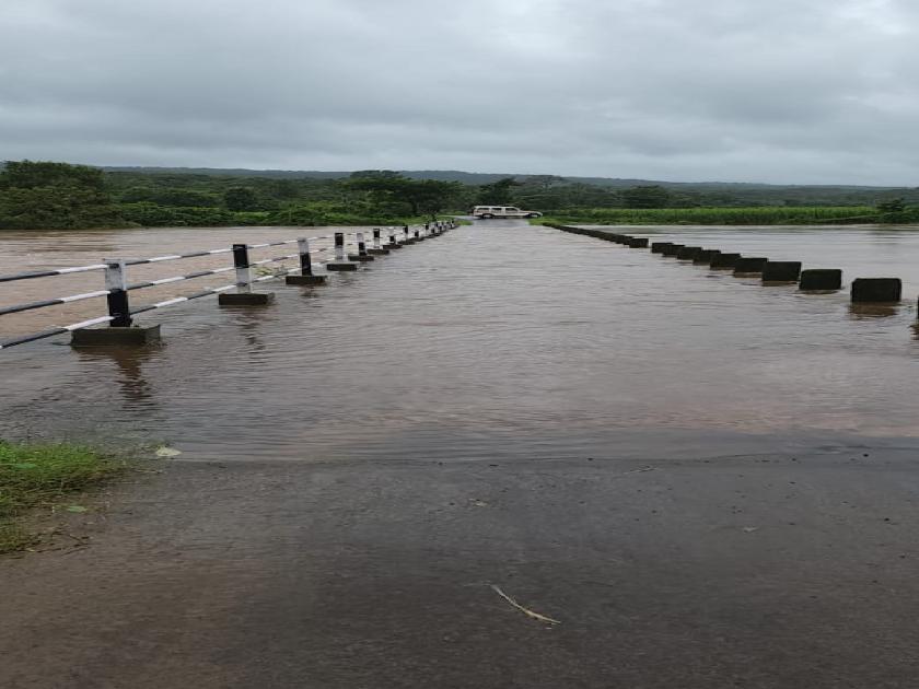 Rains continue in Kolhapur district; Water came on Pilani bridge in Chandgad taluka, traffic stopped | कोल्हापूर जिल्ह्यात पावसाची रिपरिप सुरुच; चंदगड तालुक्यातील पिळणी पुलावर आलं पाणी, वाहतूक बंद