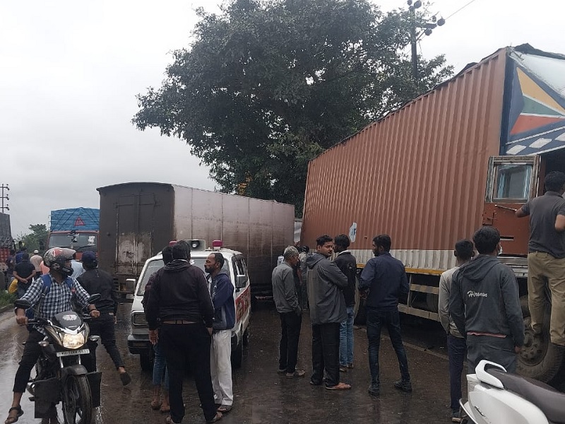 Fatal accident at Chandoli toll booth on Pune-Nashik highway; Two people were seriously injured | पुणे-नाशिक महामार्गावर चांडोली टोल नाक्यावर भीषण अपघात; दोन जण गंभीर जखमी