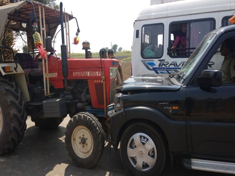 chandrakant patils car met with an accident at wadoli | महसूलमंत्री चंद्रकांत पाटील यांच्या ताफ्यातील कारला अपघात, वडोली भिकेश्वर येथिल घटना