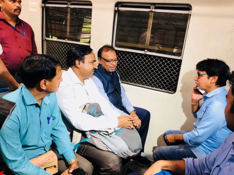 Energy minister chandrashekhar bawankule travels in local train to avoid potholes and traffic | ...जेव्हा खड्ड्यांना टाळण्यासाठी मंत्र्यांवर लोकलमधून प्रवास करण्याची वेळ येते 