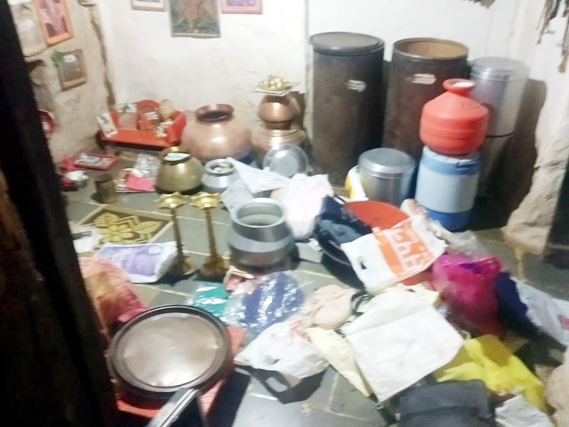 Eight burglaries in Chapalgaon; Thieves raid gold brought for girl's wedding | चपळगावात आठ घरफोड्या; मुलीच्या लग्नासाठी आणलेल्या सोन्यावर चोरांचा डल्ला