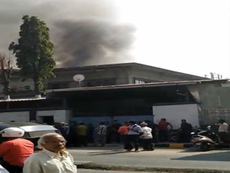 Video: A fire in a rubber company at Charakop | Video : चारकोप येथील रबर कंपनीला आग