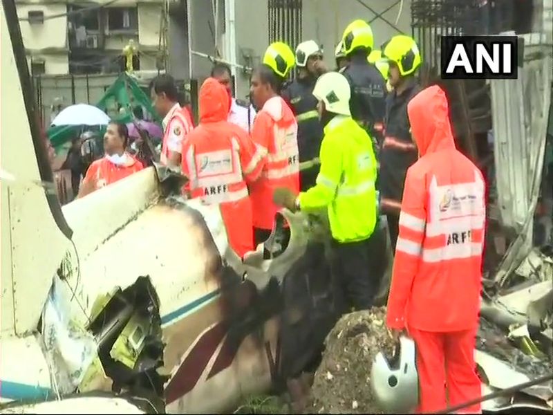 Chartered Plane Crashed In Mumbai : chartered plane crashed in Ghatkopar, 5 people died | Chartered Plane Crashed In Mumbai : ...यामुळे वाचले इमारतीतील 35-40 कामगारांचे प्राण, मोठा अनर्थ टळला