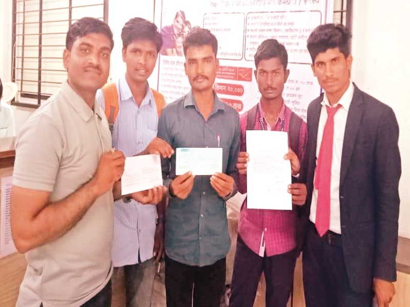 Students protest against Sujay Vikhe; Two thousand checks sent | मोदींचा दोन हजारांचा धनादेश शेतक-यांनी केला परत 
