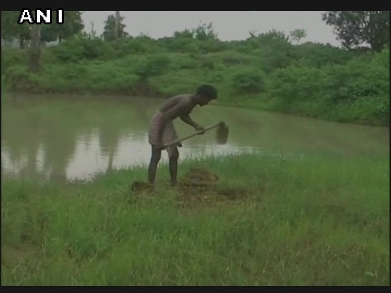 To solve the problem of water in the village, he built 27 years of land by digging the lake | गावातील पाण्याचा प्रश्न दूर करण्यासाठी त्याने 27 वर्ष जमीन खोदून तयार केला तलाव