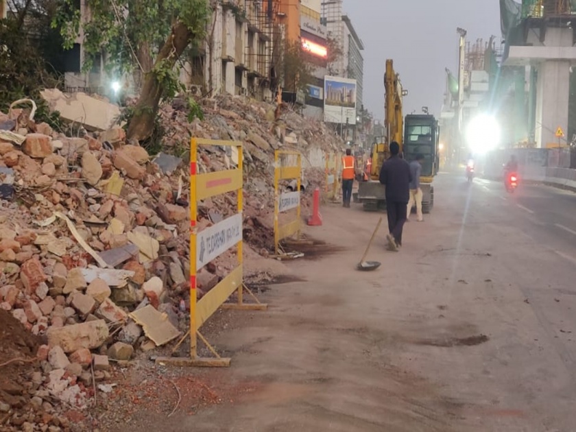 The building obstructing the traffic on Ganesh Khind road was done by Zamin Dost | गणेश खिंड रस्त्यावरील वाहतुकीला अडथळा ठरणारी इमारत केली जमीनदोस्त